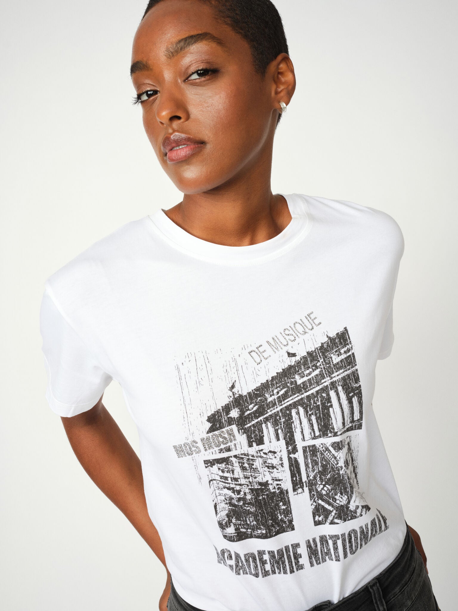 Modelshot / White / Detail